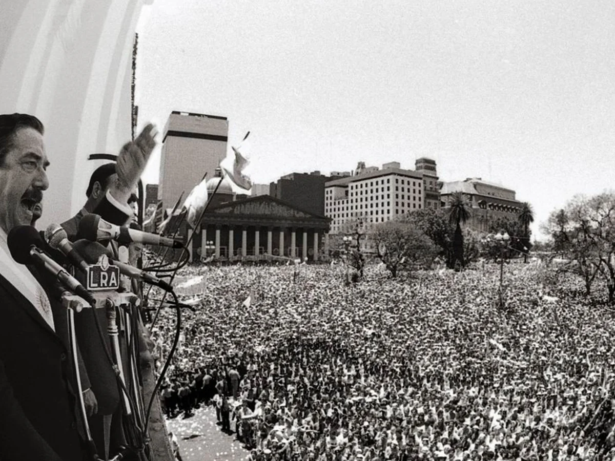 Alfonsín: vuelta a la democracia